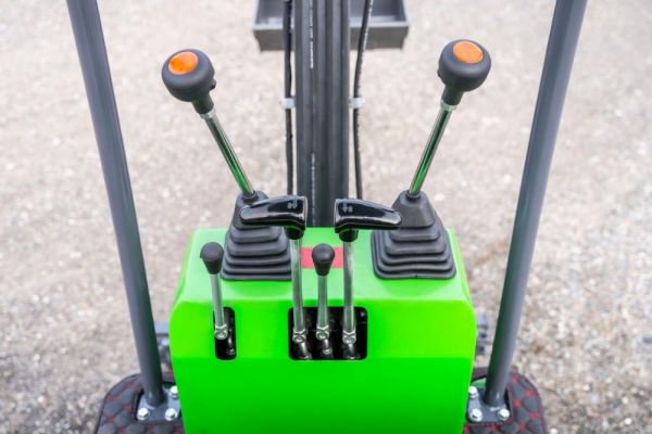 Mini excavadora eléctrica de litio Compartec CT-B 12 Li de 1,1 t usada, 108 h con 3 cucharones