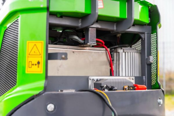 Mini excavadora eléctrica de litio Compartec CT-B 12 Li de 1,1 t usada, 108 h con 3 cucharones