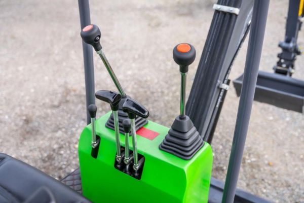 Mini excavadora eléctrica de litio Compartec CT-B 12 Li de 1,1 t usada, 108 h con 3 cucharones