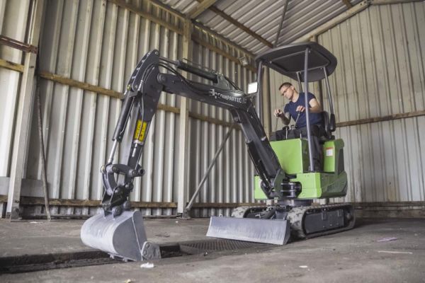 Mini excavadora eléctrica de litio Compartec CT-B 12 Li de 1,1 t usada, 108 h con 3 cucharones