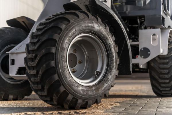 Cargadora articulada usada Compartec CT-W12I de 1,2 t con 589 h, con horquillas y cuchara