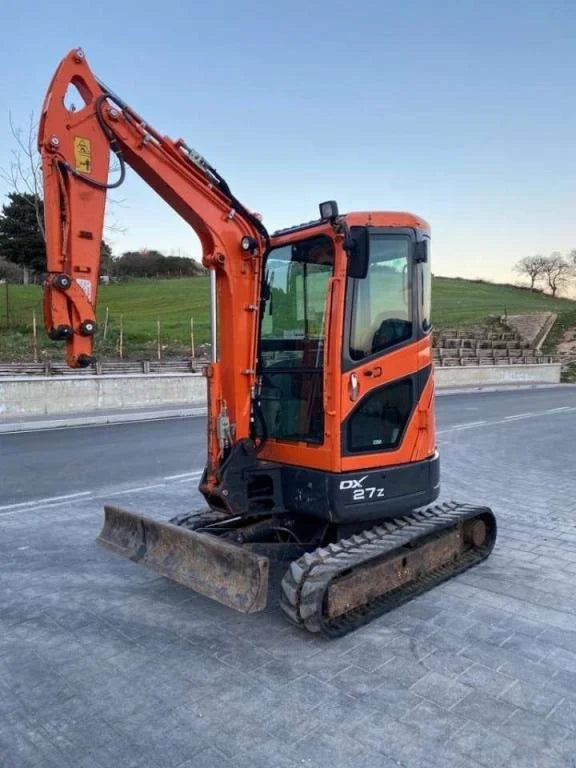 Miniexcavadora Doosan DX 27 Z de 2,8 t con giro cero de ocasión 2016, enganche rápido y 3 cucharones