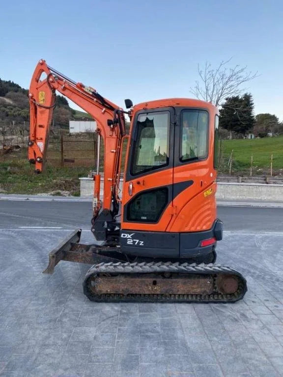 Miniexcavadora Doosan DX 27 Z de 2,8 t con giro cero de ocasión 2016, enganche rápido y 3 cucharones