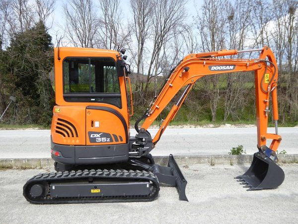 Miniexcavadora Doosan DX35Z 3,7 t usada 2017 cabina calefactada de 453 h con 2 cucharas