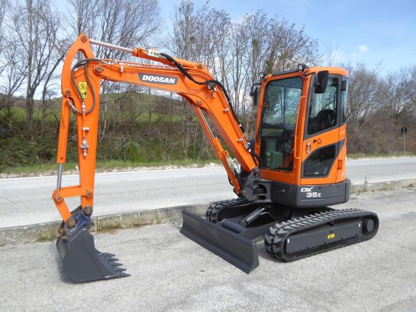 Miniexcavadora Doosan DX35Z 3,7 t usada 2017 cabina calefactada de 453 h con 2 cucharas