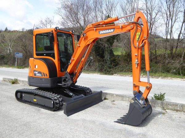 Miniexcavadora Doosan DX35Z 3,7 t usada 2017 cabina calefactada de 453 h con 2 cucharas