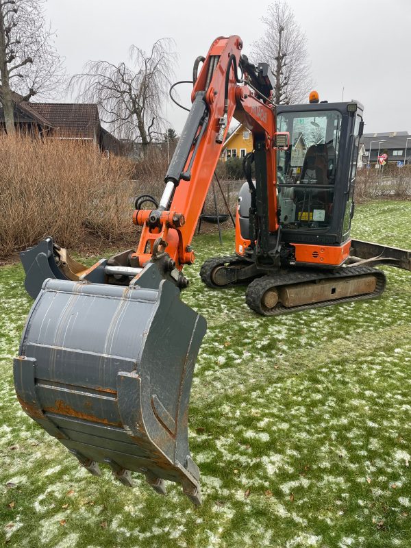 Miniexcavadora Hitachi ZX33U de 3,7 t de ocasión 2015 con 1480 h y doble circuito hidráulico