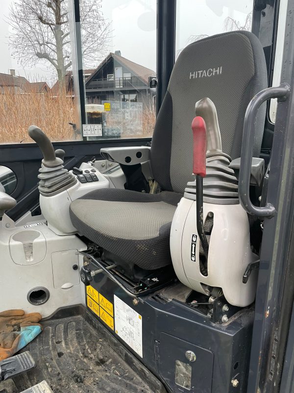 Miniexcavadora Hitachi ZX33U de 3,7 t de ocasión 2015 con 1480 h y doble circuito hidráulico