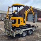 Miniexcavadora JCB 18z de 1,8 t usada de 2021 con 1798 h con remolque Ifor Williams