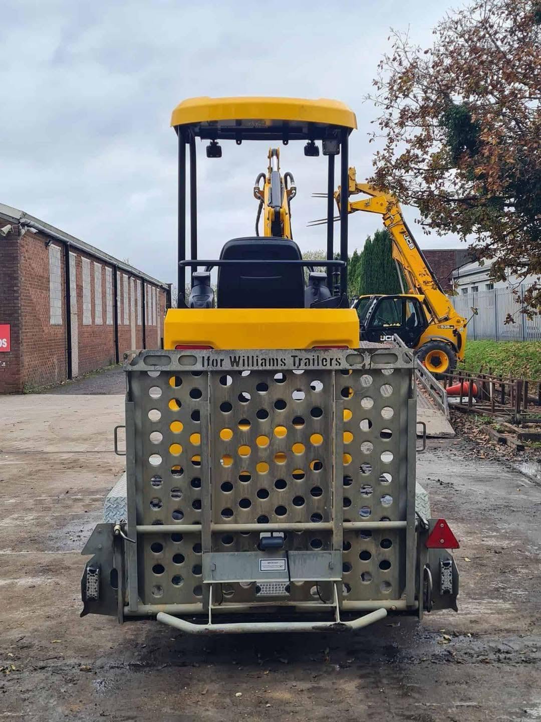Miniexcavadora JCB 18z de 1,8 t usada de 2021 con 1798 h con remolque Ifor Williams