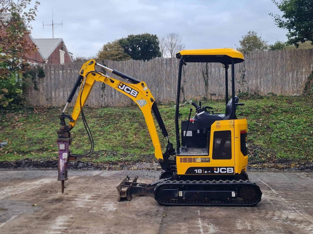 Miniexcavadora JCB 18z de 1,8 t usada de 2021 con 1798 h con remolque Ifor Williams