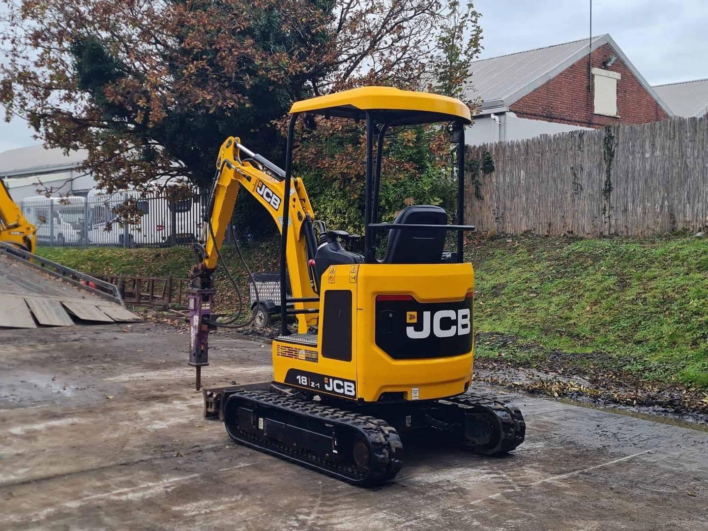 Miniexcavadora JCB 18z de 1,8 t usada de 2021 con 1798 h con remolque Ifor Williams
