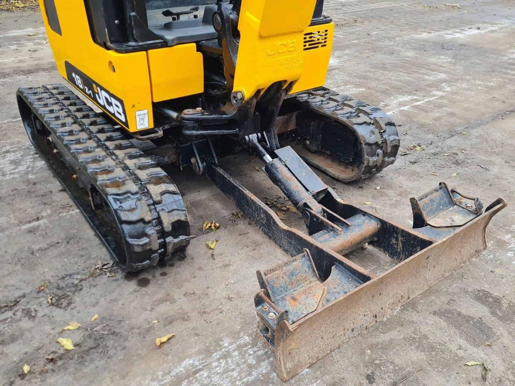 Miniexcavadora JCB 18z de 1,8 t usada de 2021 con 1798 h con remolque Ifor Williams