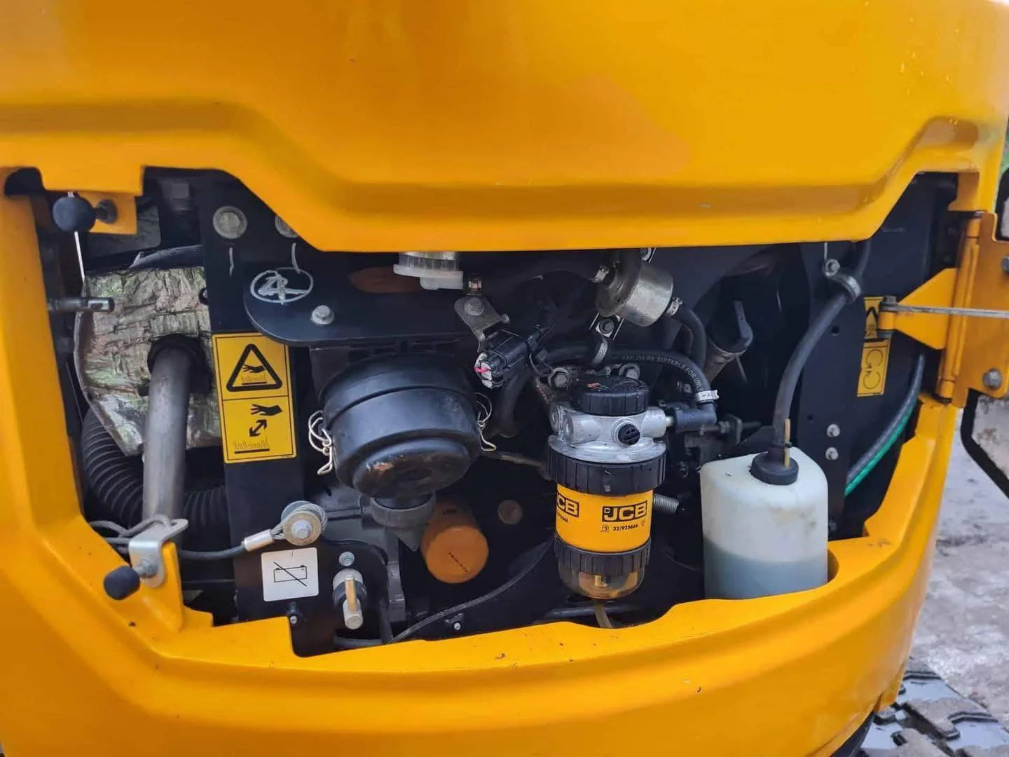 Miniexcavadora JCB 18z de 1,8 t usada de 2021 con 1798 h con remolque Ifor Williams