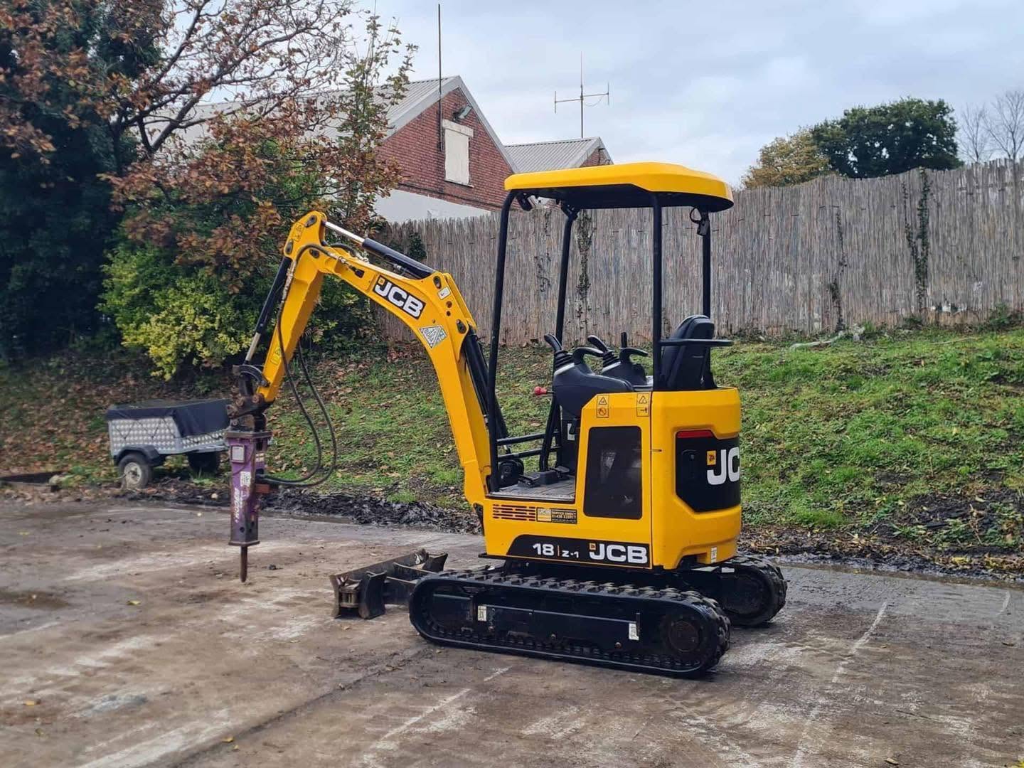 Miniexcavadora JCB 18z de 1,8 t usada de 2021 con 1798 h con remolque Ifor Williams
