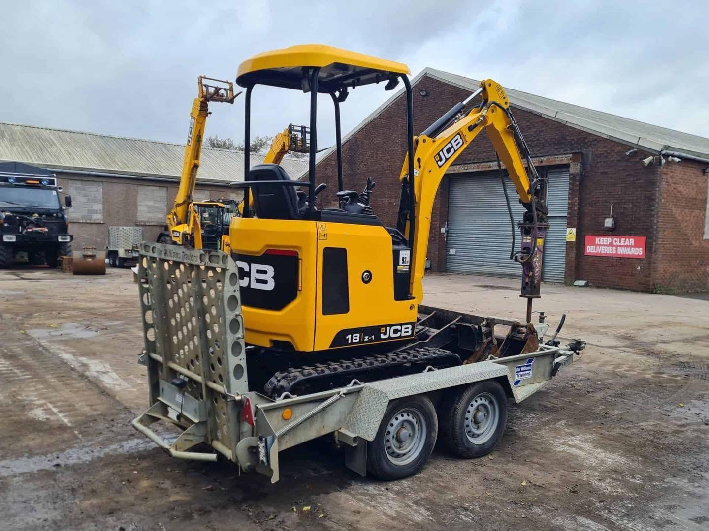 Miniexcavadora JCB 18z de 1,8 t usada de 2021 con 1798 h con remolque Ifor Williams