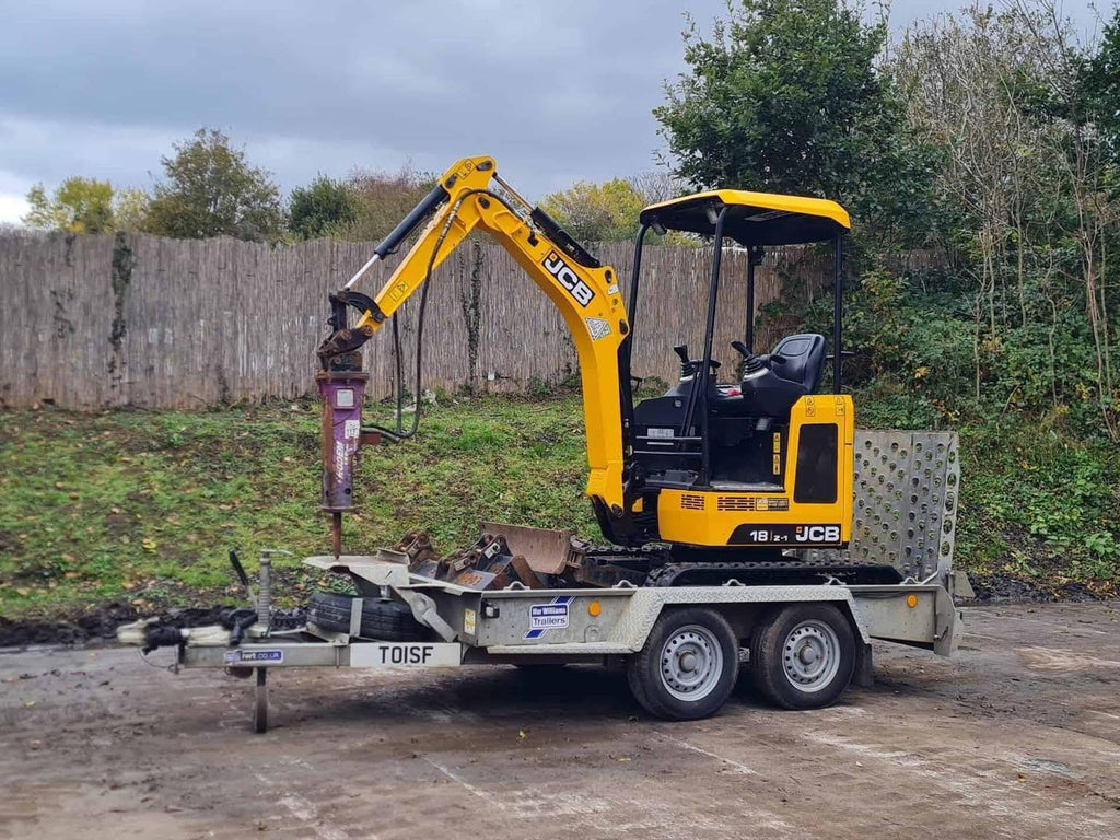 Miniexcavadora JCB 18z de 1,8 t usada de 2021 con 1798 h con remolque Ifor Williams