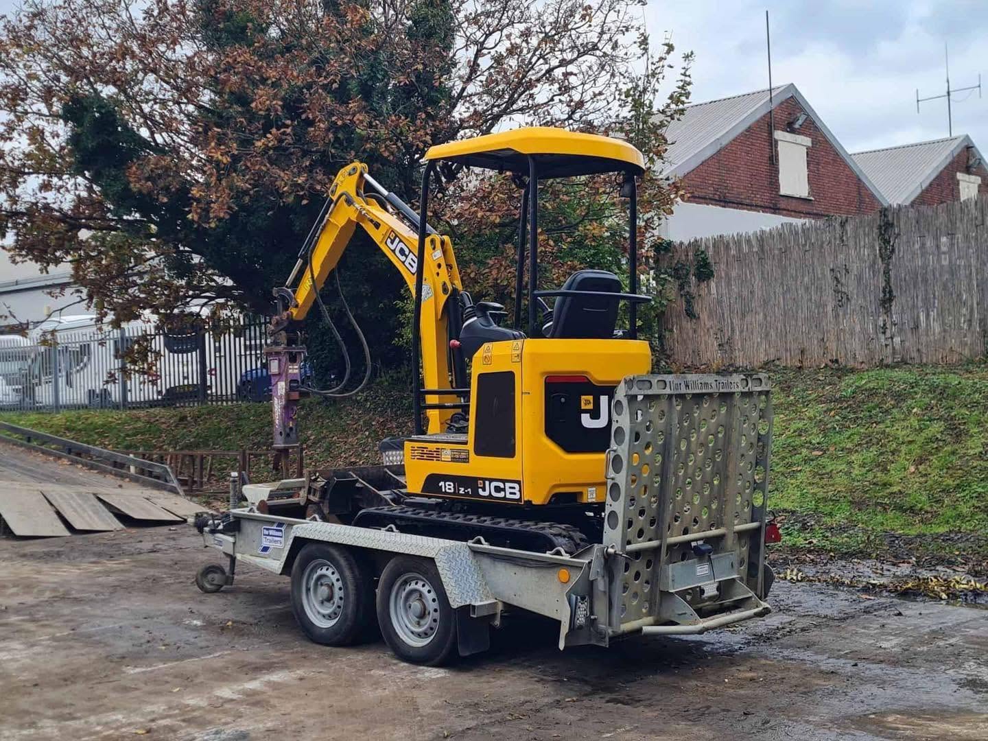 Miniexcavadora JCB 18z de 1,8 t usada de 2021 con 1798 h con remolque Ifor Williams