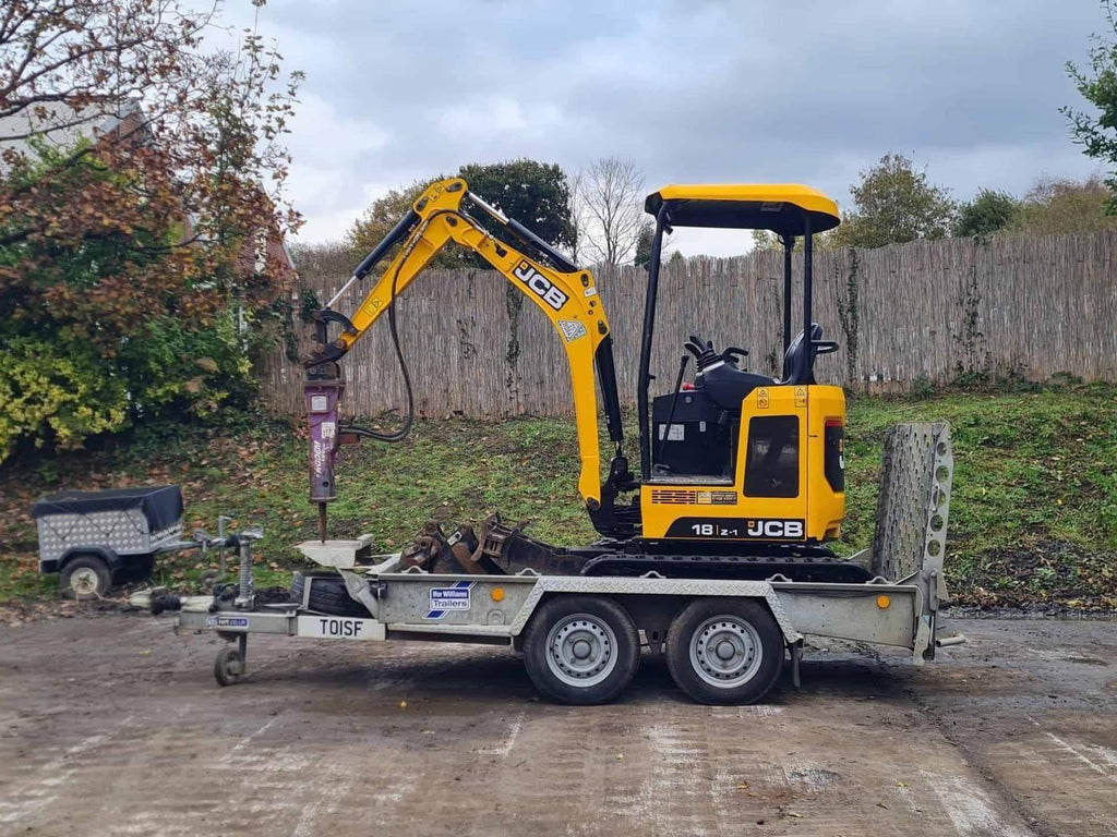 Miniexcavadora JCB 18z de 1,8 t usada de 2021 con 1798 h con remolque Ifor Williams