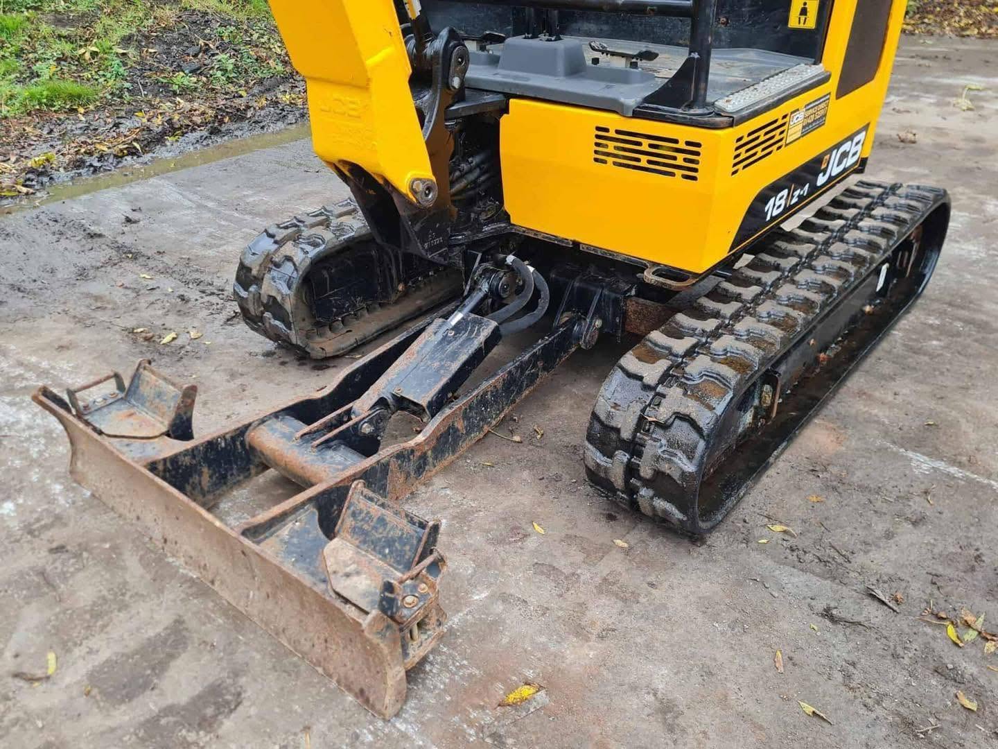 Miniexcavadora JCB 18z de 1,8 t usada de 2021 con 1798 h con remolque Ifor Williams