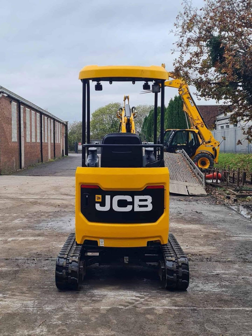 Miniexcavadora JCB 18z de 1,8 t usada de 2021 con 1798 h con remolque Ifor Williams