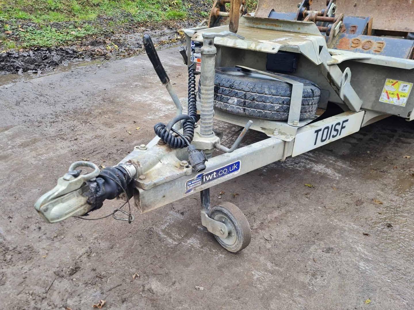 Miniexcavadora JCB 18z de 1,8 t usada de 2021 con 1798 h con remolque Ifor Williams