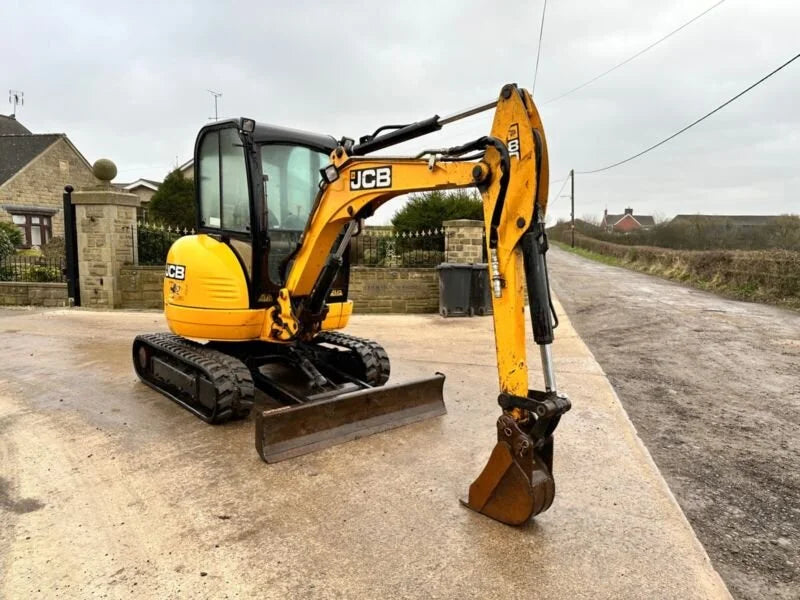 Miniexcavadora JCB 8030ZTS 2,8 t usada 2012 cabina cerrada de 3 216 h con 3 cucharones