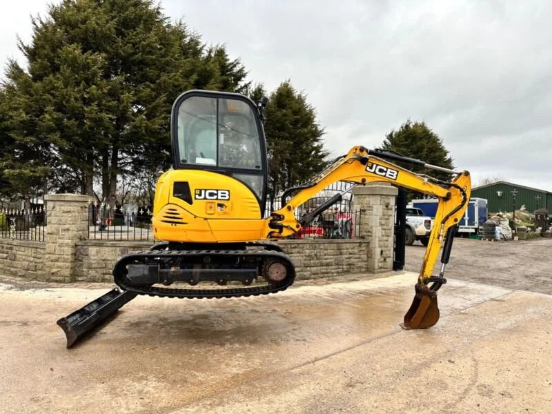 Miniexcavadora JCB 8030ZTS 2,8 t usada 2012 cabina cerrada de 3 216 h con 3 cucharones