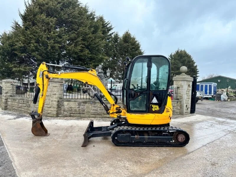 Miniexcavadora JCB 8030ZTS 2,8 t usada 2012 cabina cerrada de 3 216 h con 3 cucharones