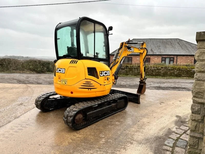 Miniexcavadora JCB 8030ZTS 2,8 t usada 2012 cabina cerrada de 3 216 h con 3 cucharones