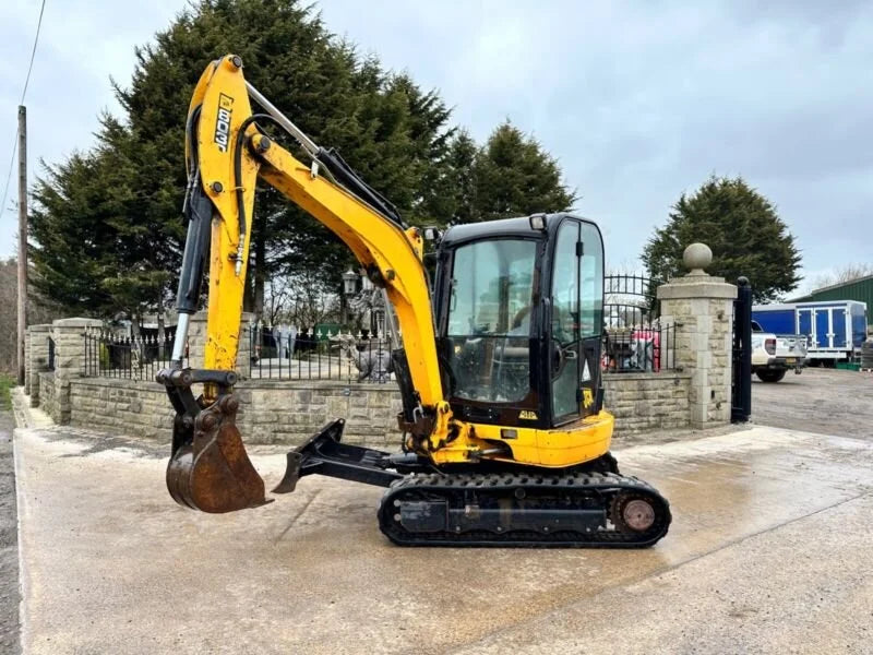 Miniexcavadora JCB 8030ZTS 2,8 t usada 2012 cabina cerrada de 3 216 h con 3 cucharones