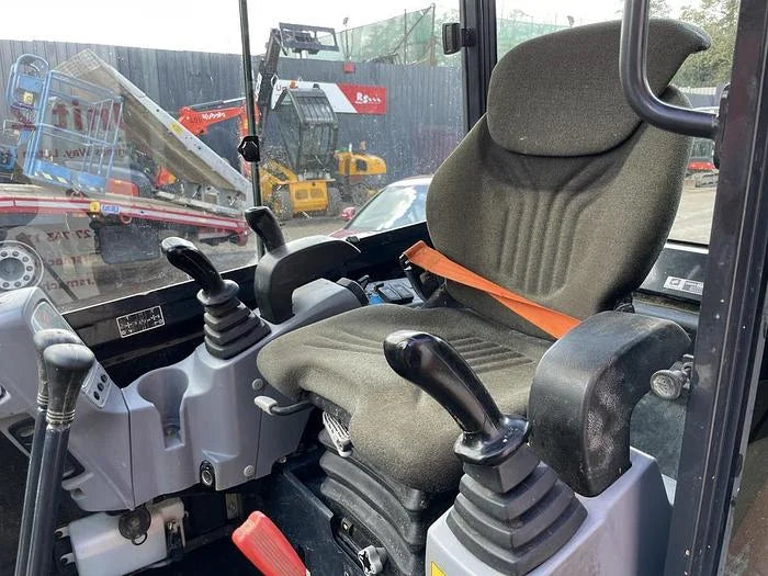 Miniexcavadora Kubota KX027-4 de 2,7 t usada de 2018 con remolque de 3,5 t de 2023 y 3 cucharones