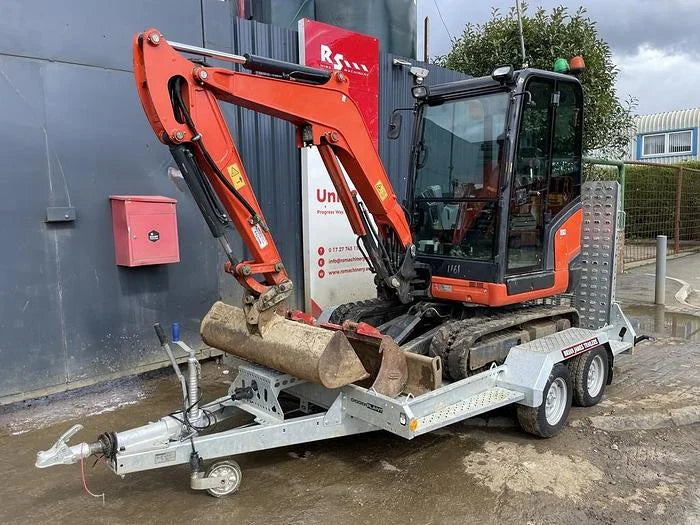 Miniexcavadora Kubota KX027-4 de 2,7 t usada de 2018 con remolque de 3,5 t de 2023 y 3 cucharones