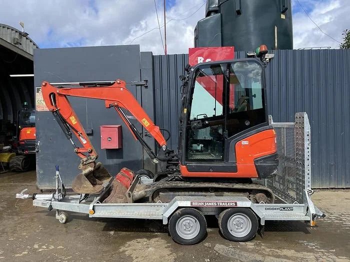 Miniexcavadora Kubota KX027-4 de 2,7 t usada de 2018 con remolque de 3,5 t de 2023 y 3 cucharones