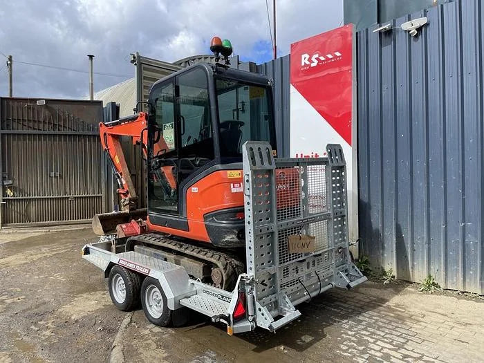Miniexcavadora Kubota KX027-4 de 2,7 t usada de 2018 con remolque de 3,5 t de 2023 y 3 cucharones