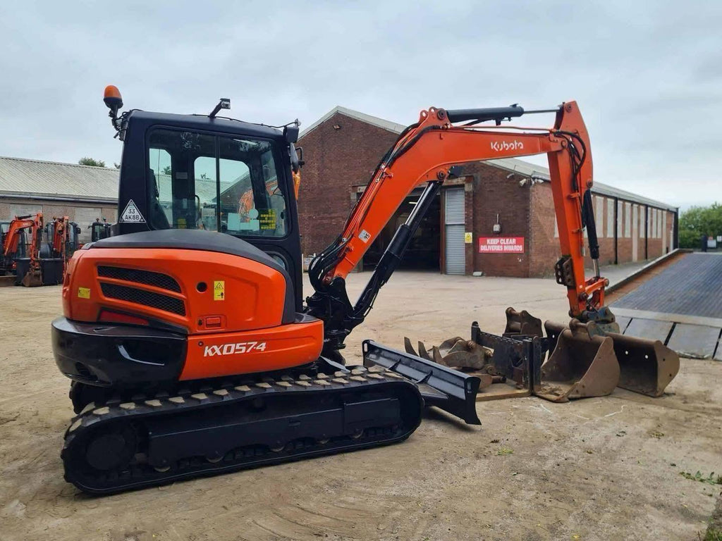 Miniexcavadora usada Kubota KX057-4 de 6 t, año 2017, 1759 h, con garra y horquillas