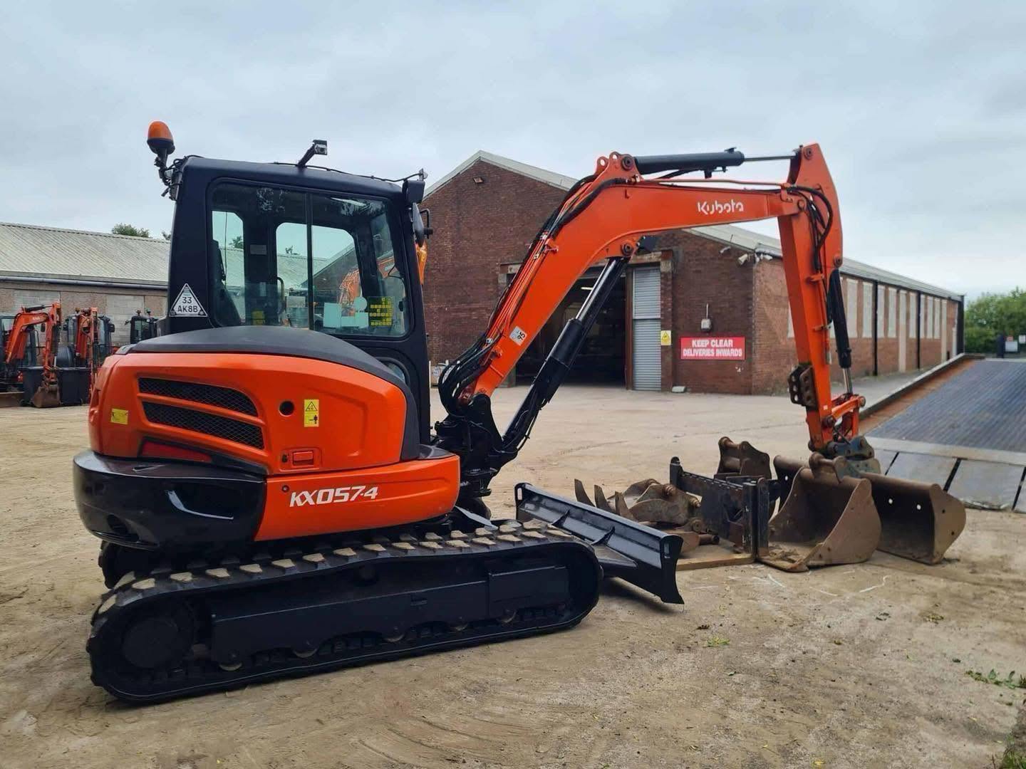 Miniexcavadora usada Kubota KX057-4 de 6 t, año 2017, 1759 h, con garra y horquillas