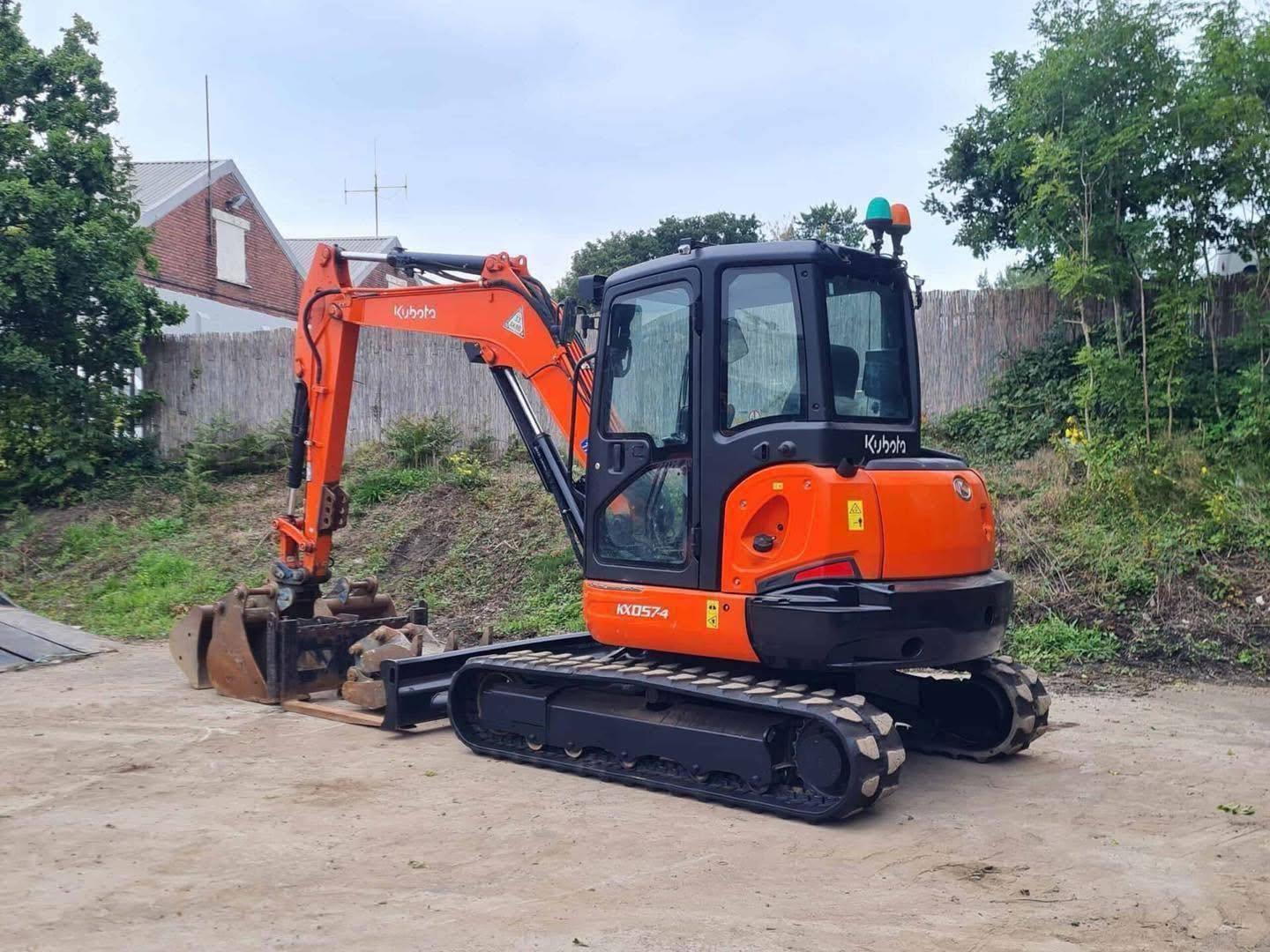 Miniexcavadora usada Kubota KX057-4 de 6 t, año 2017, 1759 h, con garra y horquillas