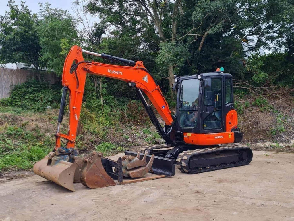 Miniexcavadora usada Kubota KX057-4 de 6 t, año 2017, 1759 h, con garra y horquillas