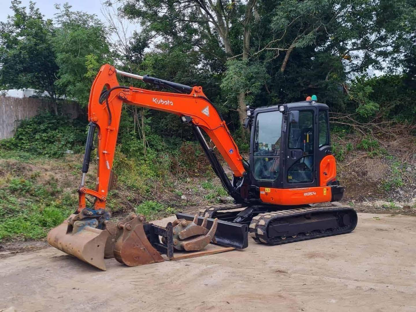 Miniexcavadora usada Kubota KX057-4 de 6 t, año 2017, 1759 h, con garra y horquillas
