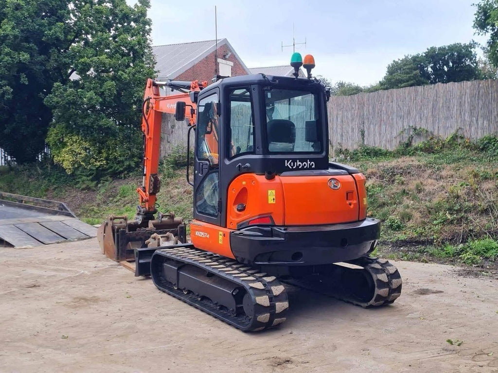 Miniexcavadora usada Kubota KX057-4 de 6 t, año 2017, 1759 h, con garra y horquillas