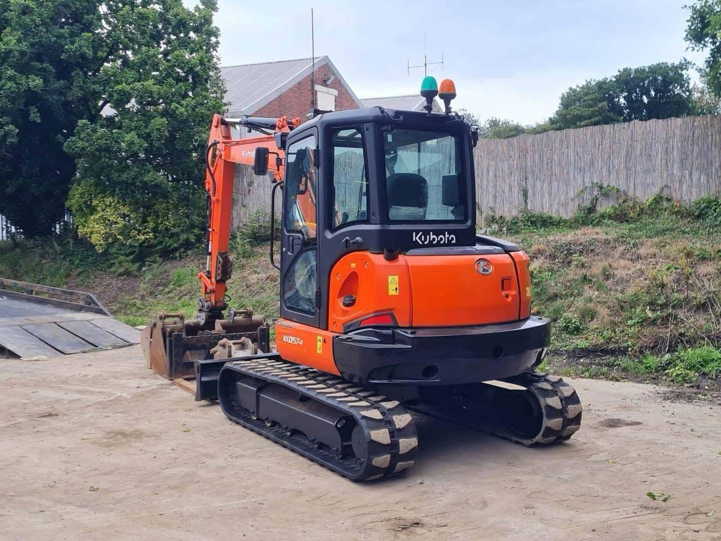 Miniexcavadora usada Kubota KX057-4 de 6 t, año 2017, 1759 h, con garra y horquillas