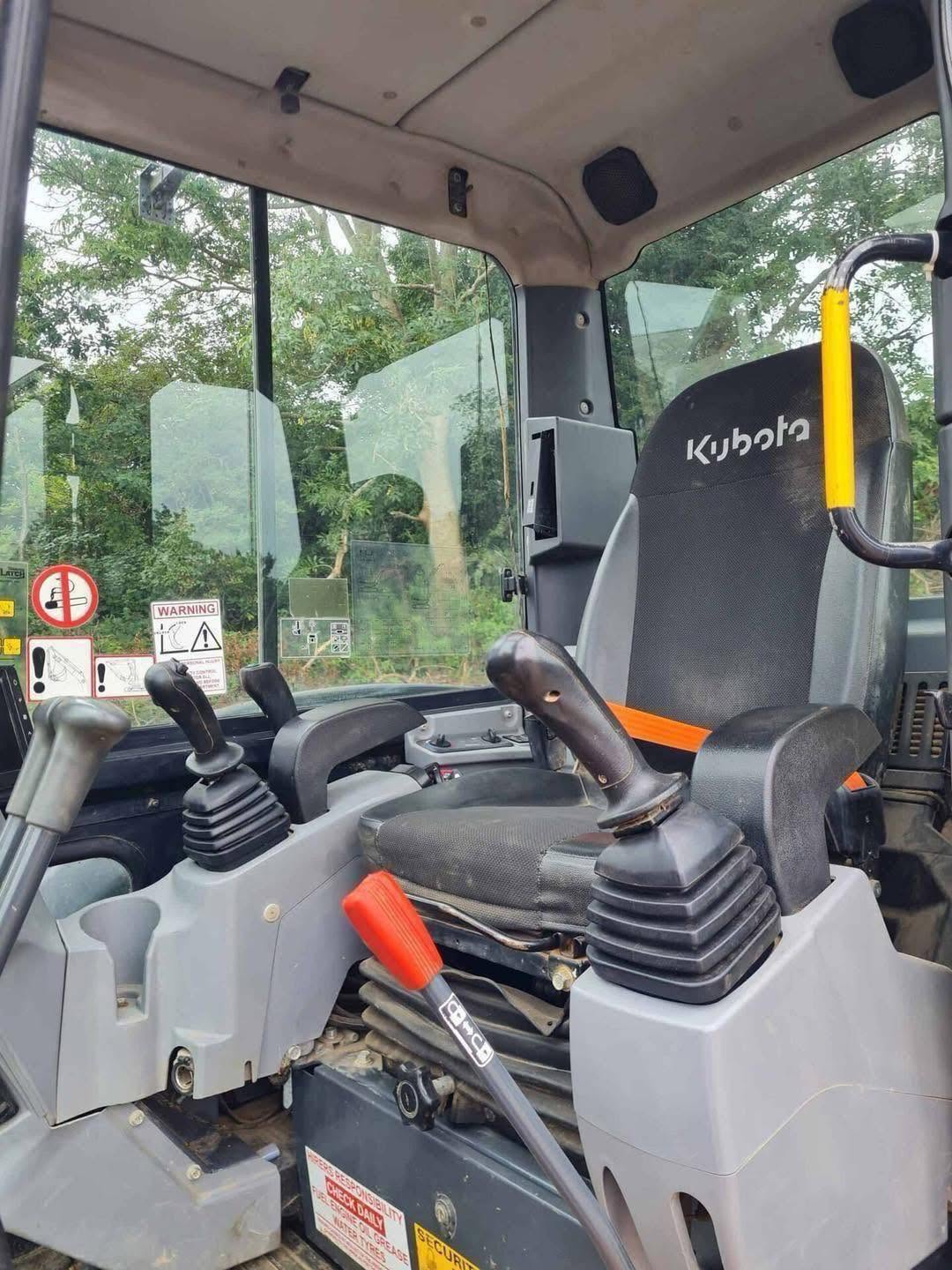 Miniexcavadora usada Kubota KX057-4 de 6 t, año 2017, 1759 h, con garra y horquillas