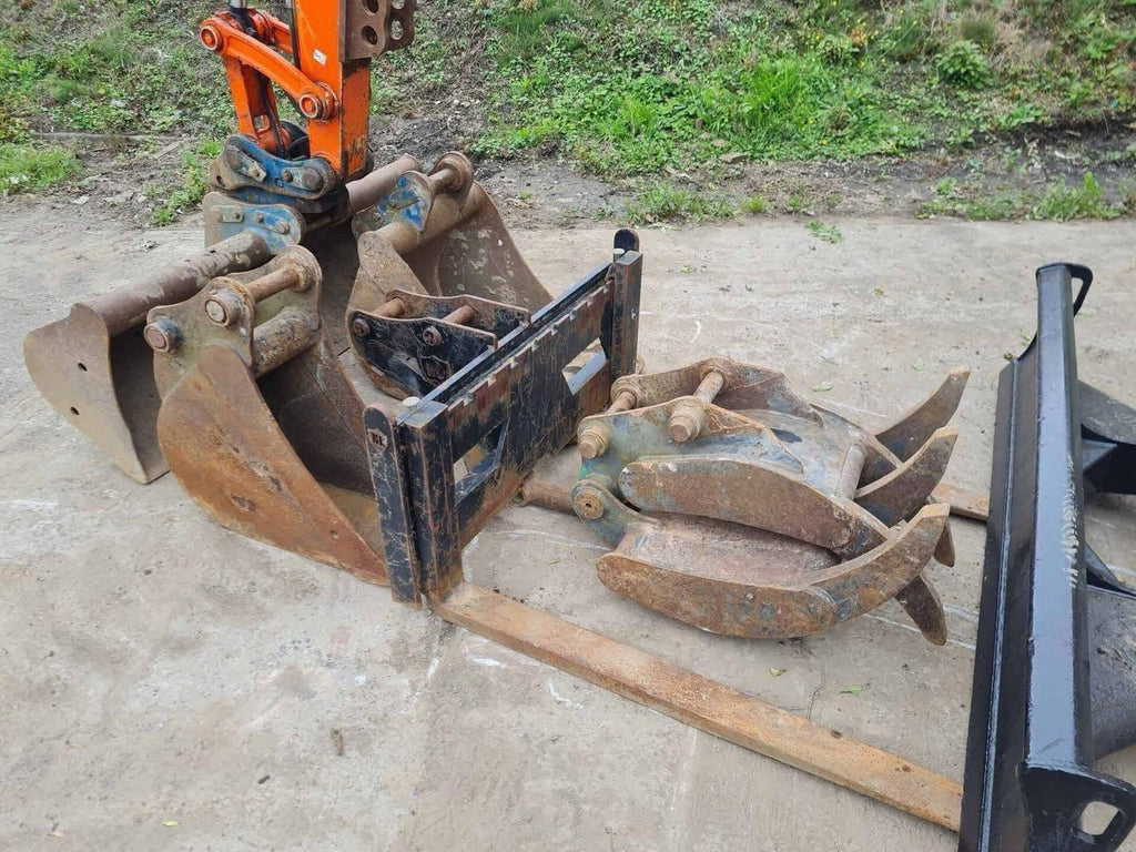 Miniexcavadora usada Kubota KX057-4 de 6 t, año 2017, 1759 h, con garra y horquillas