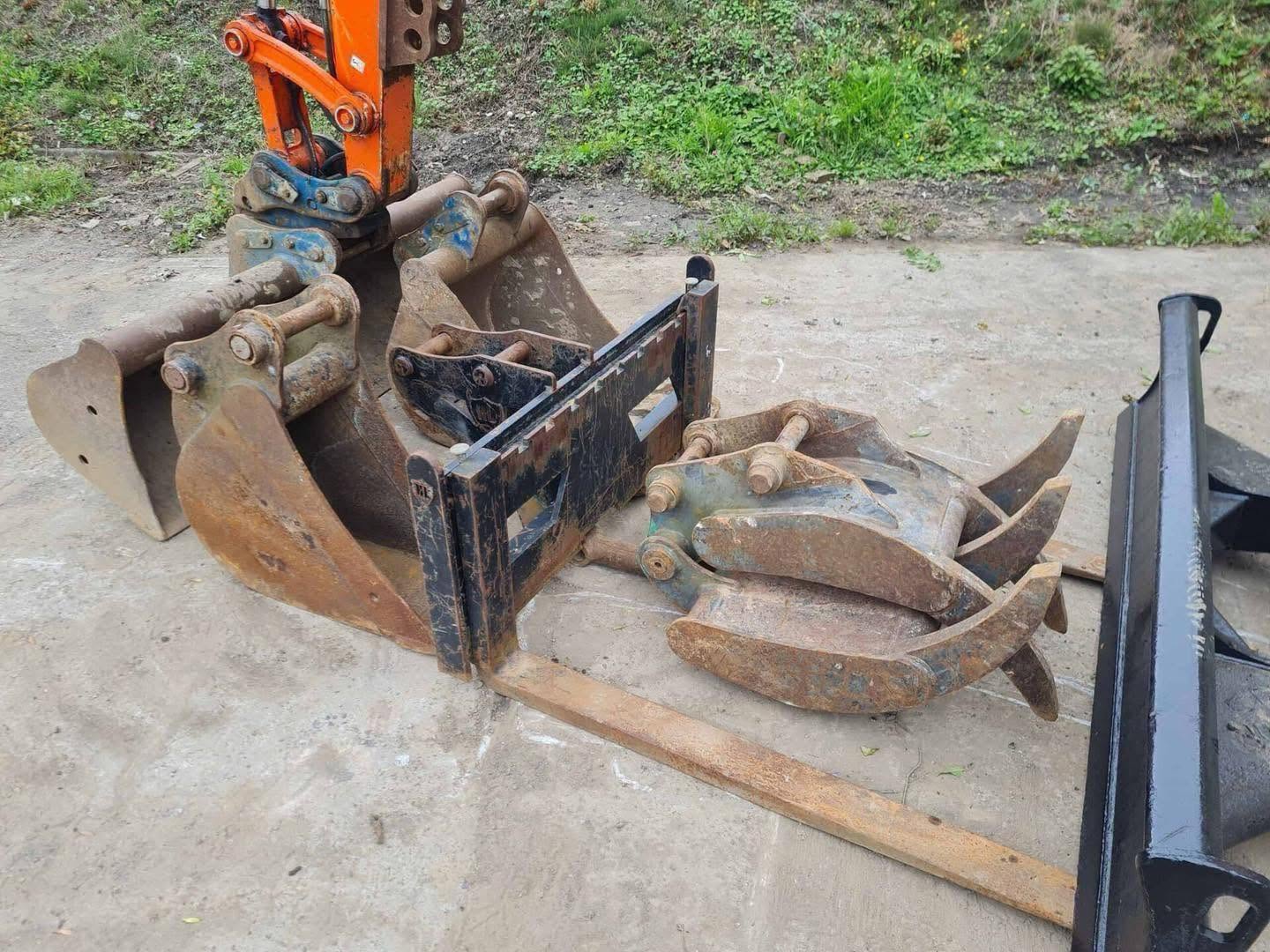 Miniexcavadora usada Kubota KX057-4 de 6 t, año 2017, 1759 h, con garra y horquillas