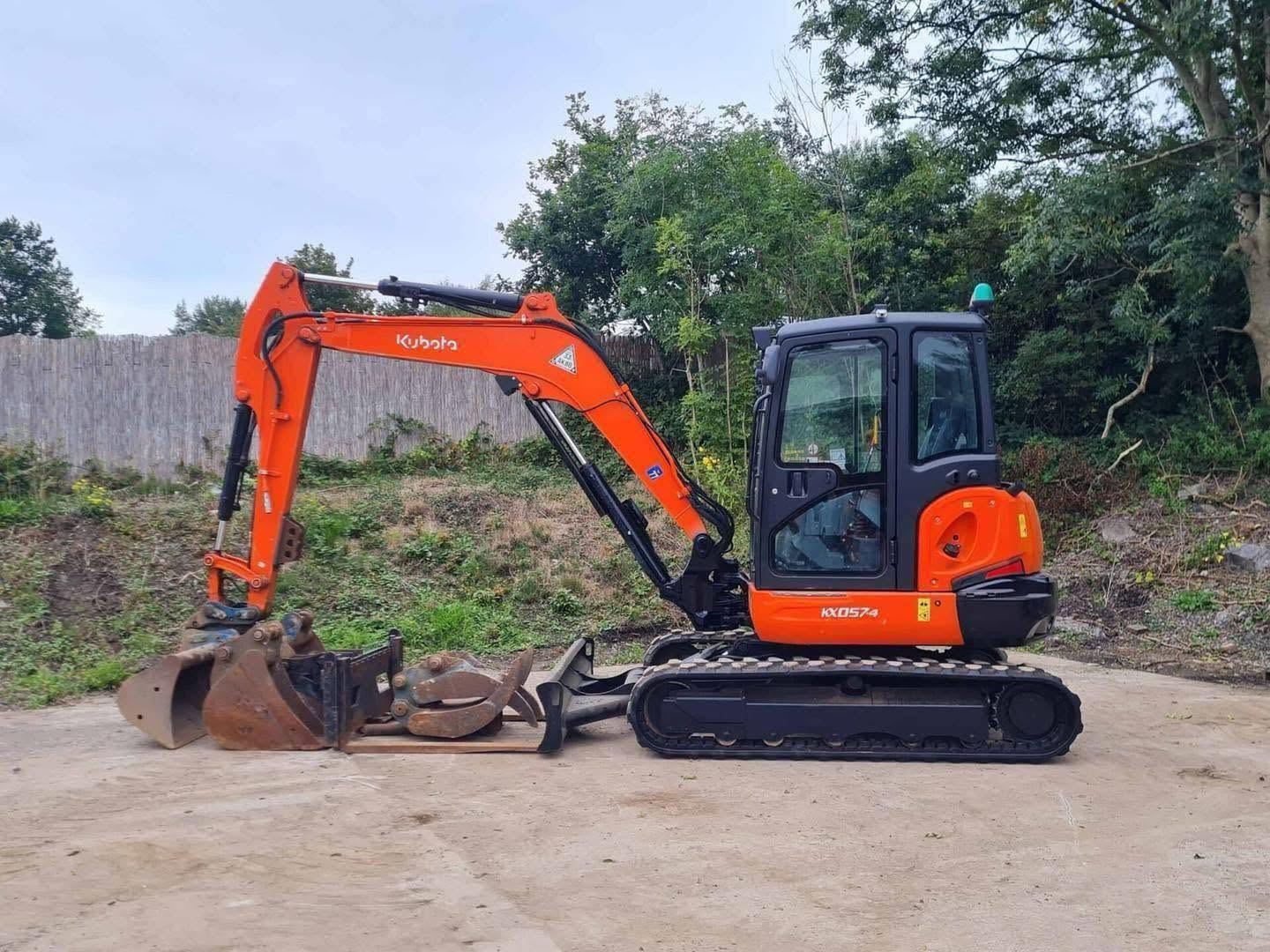 Miniexcavadora usada Kubota KX057-4 de 6 t, año 2017, 1759 h, con garra y horquillas