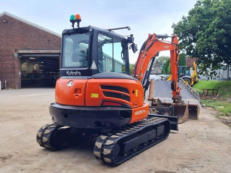 Miniexcavadora usada Kubota KX057-4 de 6 t, año 2017, 1759 h, con garra y horquillas