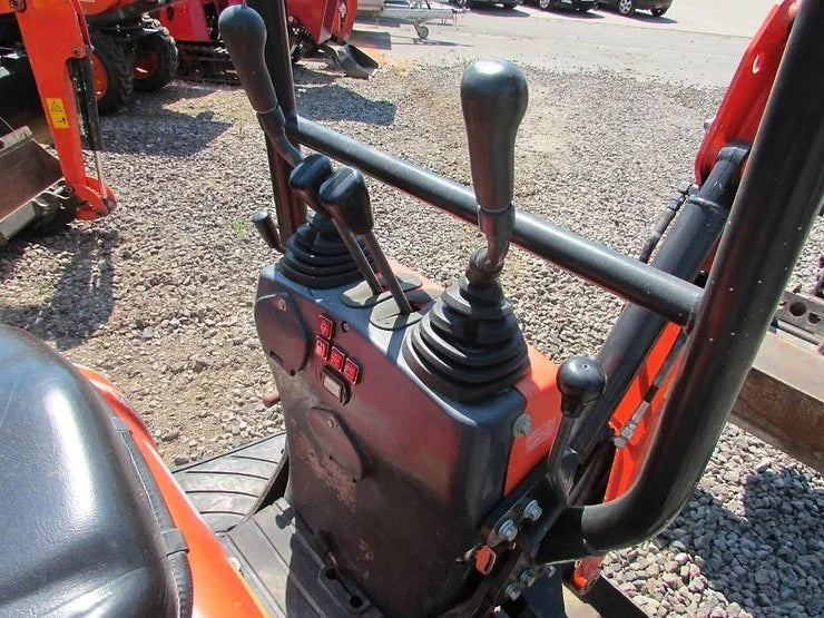 Miniexcavadora ultracompacta Kubota U10-3 de 1 tonelada, usada, año 2016, 2028 horas, con 3 cucharones