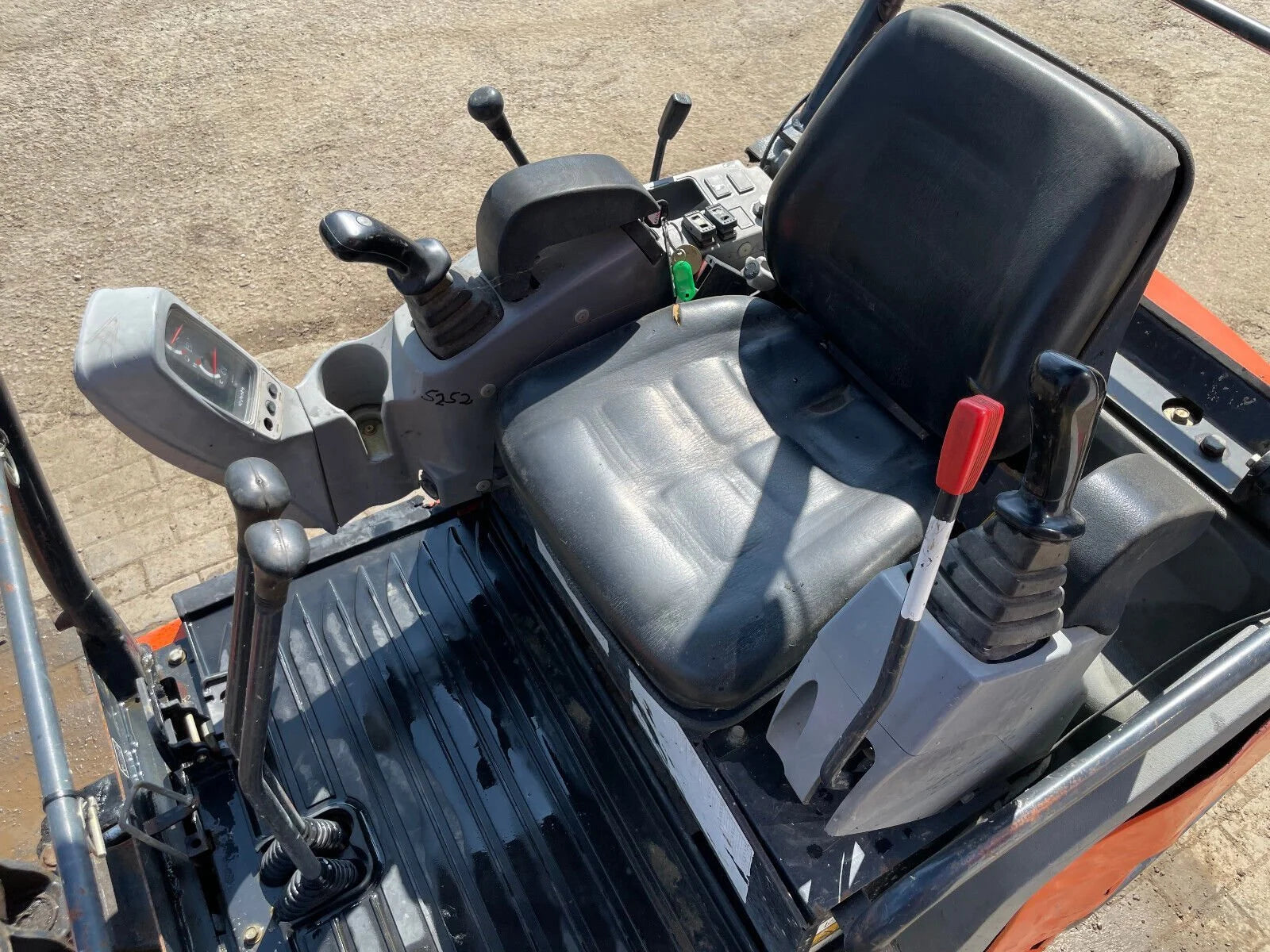 Miniexcavadora compacta Kubota KX 015-4 de 1,5 t usada 2013 con 3212 h y 3 cucharones