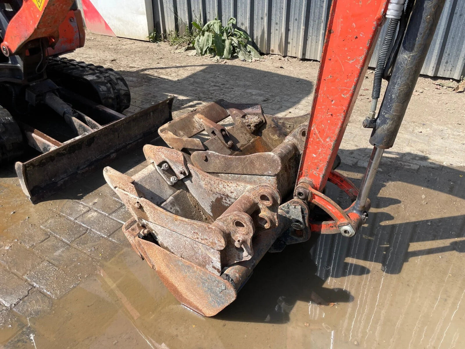 Miniexcavadora compacta Kubota KX 015-4 de 1,5 t usada 2013 con 3212 h y 3 cucharones